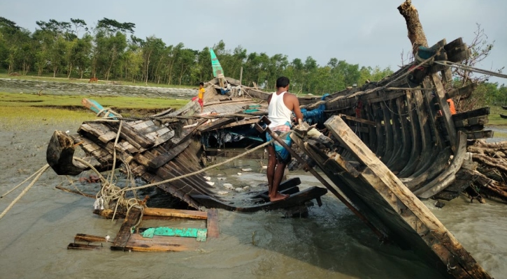 ঘূর্ণিঝড় রিমাল: পাথরঘাটায় শতাধিক ট্রলার বিধ্বস্ত, নিঃস্ব জেলে পরিবার 